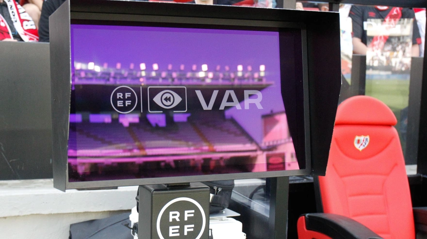 Imagen del monitor VAR en un partido en el estadio del Rayo Vallecano.