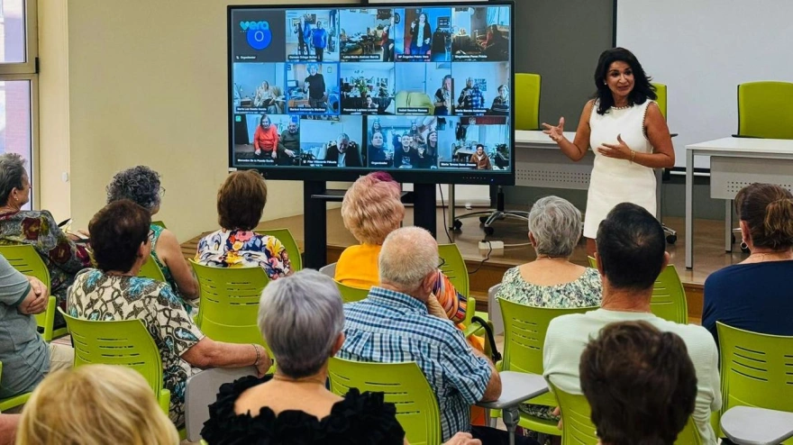 La concejala del Mayor, Mayte Martínez, presenta la plataforma digital VERA a un grupo de vecinos de Lorca