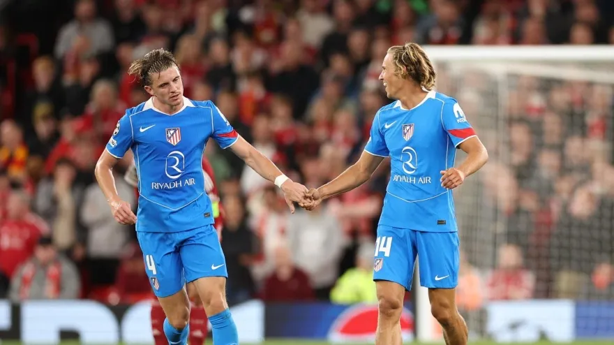 Llorente celebra con Gallagher el 2-1 del Atlético contra el Liverpool
