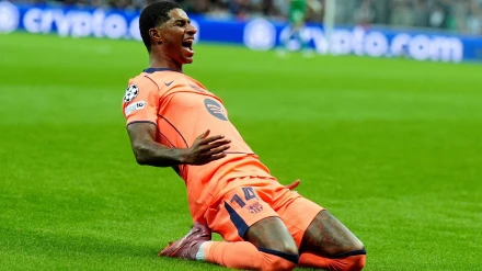 Rashford celebra uno de sus dos goles en el Newcastle - Barcelona