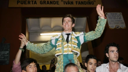 Borja Jiménez, a hombros en el coso de Las Cruces de Guadalajara este jueves
