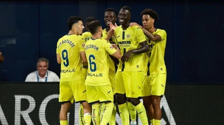 Los jugadores del Villarreal celebran el gol de Pape Gueye ante Osasuna