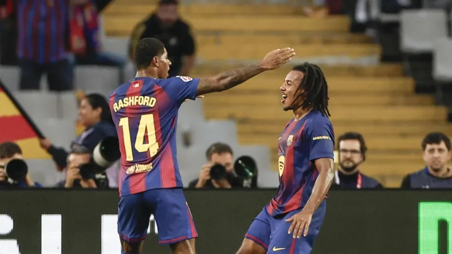Koundé celebra con Rashford el 1-1 del Barcelona contra la Real Sociedad