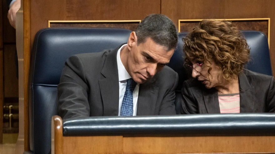 (Foto de ARCHIVO)El presidente del Gobierno, Pedro Sánchez (i) y la vicepresidenta primera y ministra de Hacienda, María Jesús Montero, durante una sesión plenaria, en el Congreso de los Diputados, a 8 de mayo de 2025, en Madrid (España). El Congreso debate y vota hoy la convalidación o derogación del Real Decreto ley 4/2025, de medidas urgentes de respuesta a la amenaza arancelaria y de relanzamiento comercial que es el plan diseñado por el Gobierno para mitigar los impactos negativos de la política arancelaria de Estados Unidos con una dotación de 14.100 millones de euros.Alejandro Martínez Vélez / Europa Press08 MAYO 2025;CONGRESO;ARANCELES;COMERCIO08/5/2025