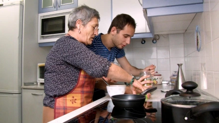 Personas mayores que no quieren vivir solas acogen en su casa a jóvenes que no conocen: el programa que da una solución a universitarios sin piso