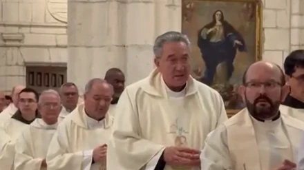 un padre y un hijo ordenados diáconos en la misma ceremonia