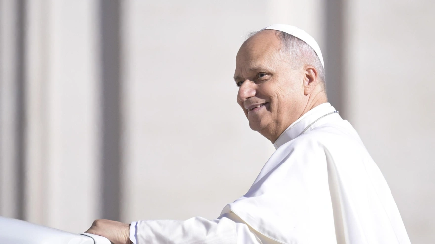 Vatican City (Vatican City State (Holy See)), 04/10/2025.- Pope Leo XIV arrives to lead the Jubilee Audience of Migrants and the Missionary World in Saint Peter's Square, Vatican City, 04 October 2025. (Papa) EFE/EPA/RICCARDO ANTIMIANI