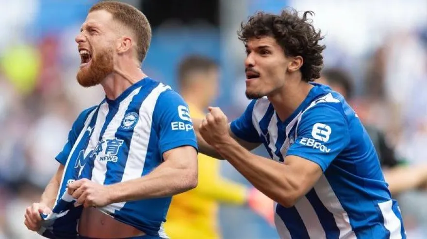 Carlos Vicente celebra su gol, en el Alavés - Elche