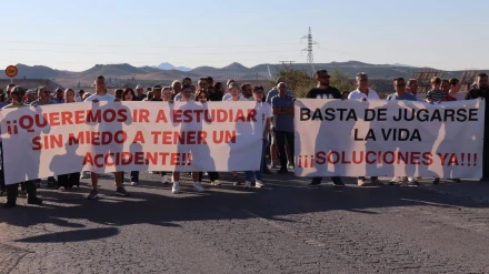 Vecinos de Almendricos protestan para reclamar mejoras en su carretera