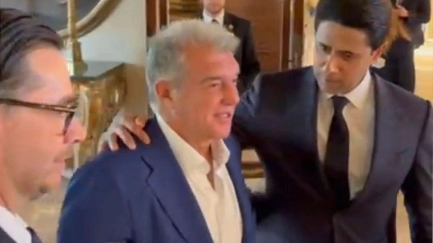 Joan Laporta se abraza con Al-Khelaifi en Roma durante la reunión de la ECF.