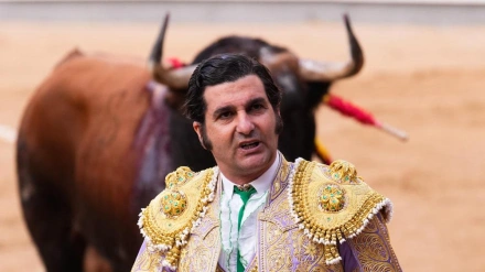 El diestro Morante de la Puebla durante el festejo taurino de la Feria de Otoño celebrado este domingo en la plaza de Las Ventas, en Madrid