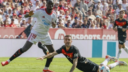 SEVILLA, 18/10/2025.- El centrocampista del Sevilla Batista Mendy (i) pelea un balón ante el centrocampista del Mallorca Sergi Darder (d) durante el partido de liga entre Sevilla FC y Mallorca que se celebra, este sábado, en Sevilla. EFE/ José Manuel Vidal