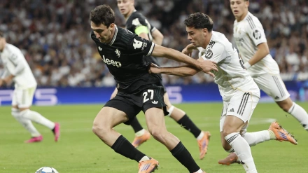 Brahim intenta roba el balón a Andrea Cambiaso en el Real Madrid - Juventus