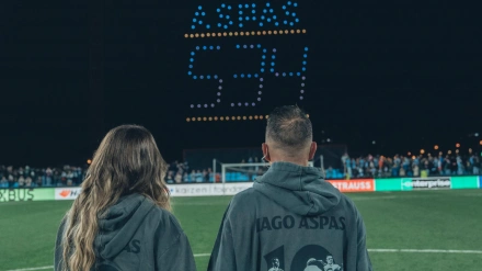 Iago Aspas, con su familia, presenciando el homenaje con drones organizado por el club