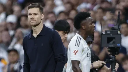 Vinicius se retira al banquillo sin mirar a Xabi Alonso en el Clásico