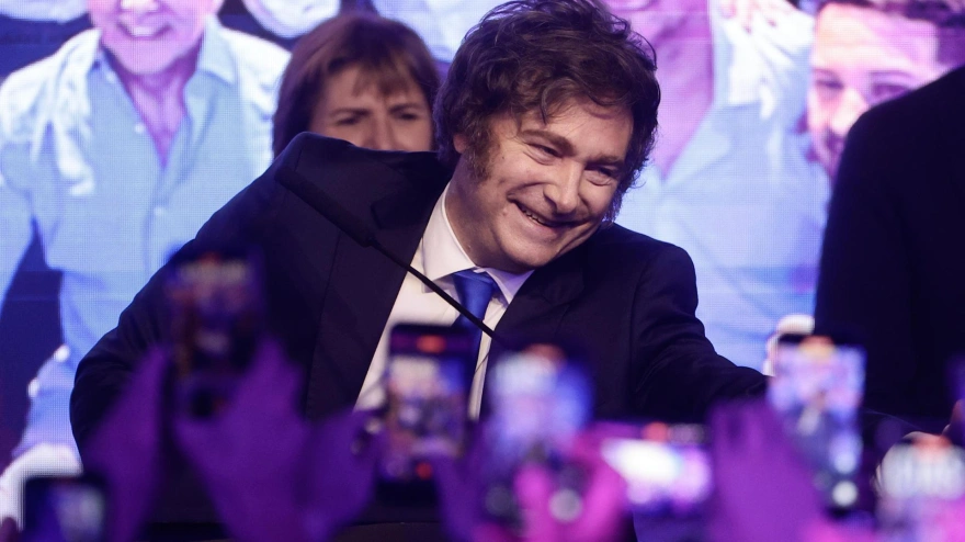 El presidente de Argentina, Javier Milei, celebra tras conocer los resultados de las elecciones legislativas este domingo