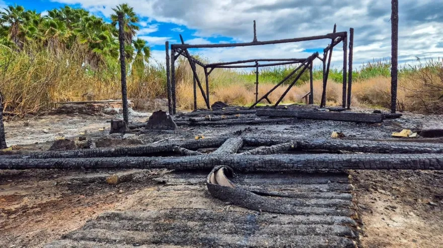 Un incendio calcina una pérgola en la playa de las Azucenas de Motril y el Ayuntamiento apunta a un acto vandálico