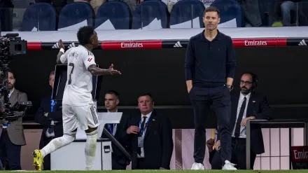 Momento del enfado de Vinicius cuando fue cambiado en el Clásico