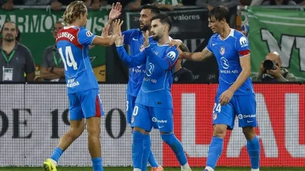 Baena celebra con su compañeros su gol, en el Betis - Atlético