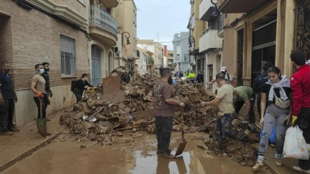 Vecinos continúan con las labores de limpieza en Aldaia, Valencia, tras la DANA
