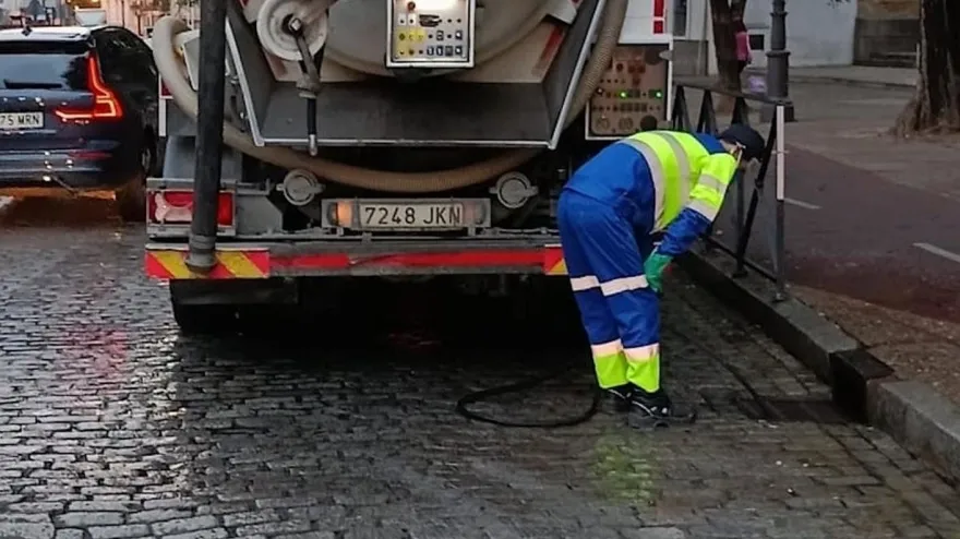 Un operario de Aquajerez en las tareas de limpieza de alcantarillas e imbornales ante la previsión de lluvias.POLITICA AYUNTAMIENTO DE JEREZ
