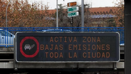 Cartel que anuncia la activación de zona de bajas emisiones en Madrid