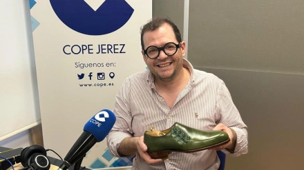 Abraham Zambrana con algunos modelos de sus zapatos