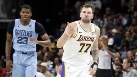Luka Doncic celebra una de sus canastas ante los Lakers la pasada madrugada.