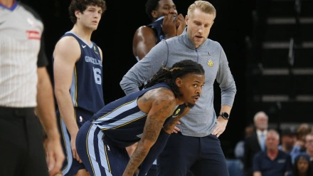 Tuomas Iisalo habla con Ja Morant durante un partido de los Memphis Grizzlies.