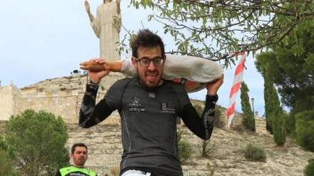 Corredor con el jamón en una edición de la prueba