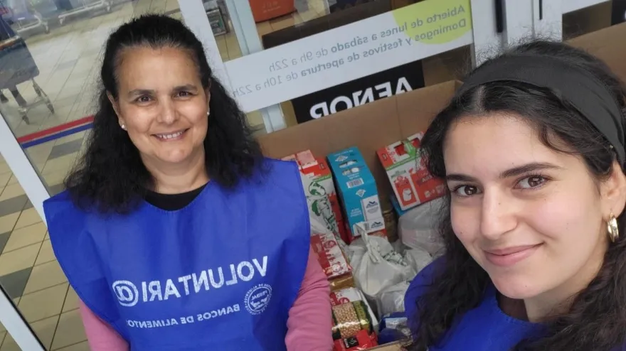 Marta Alonso y su sobrina, voluntarias Gran Recogida