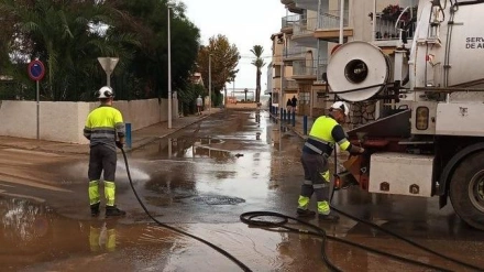 Brigadas limpian los efectos de las fuertes lluvias en el litoral de Cartagena