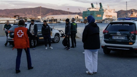 La Guardia Civil detiene a cuatro personas que llegaron en una potente lancha a una playa de Almuñécar