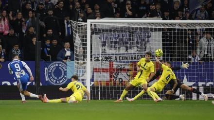 Roberto Fernández chutando a portería en el Espanyol - Villarreal