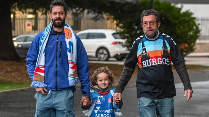 Luis, su hijo Adrián, y su nieto Hugo, fieles seguidores del San Pablo Burgos