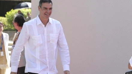 El presidente del Gobierno de España, Pedro Sánchez, con una guayabera