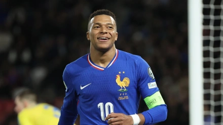 Kylian Mbappé celebra uno de sus dos goles contra Ucrania