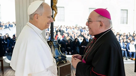El obispo de Segorbe-Castellón, don Casimiro López Llorente, saluda al Papa León XIV