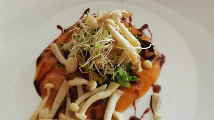 La vida es un carnaval es el nombre de la tapa de Julia Medrano que combina bacalao al pil pil con setas, una fina masa de pan y bogavante