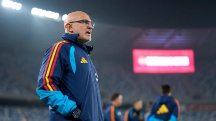 Luis de la Fuente dirigiendo un entrenamiento de España