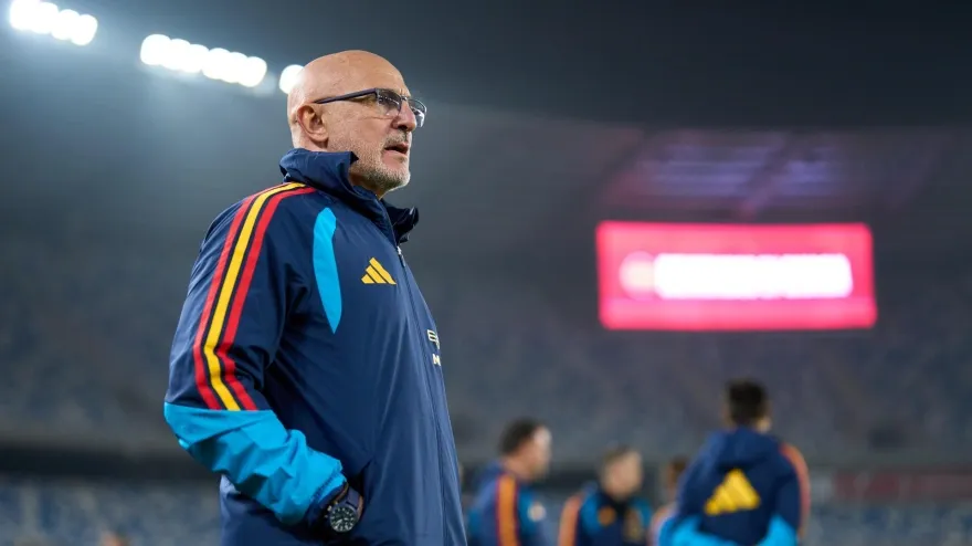 Luis de la Fuente dirigiendo un entrenamiento de España