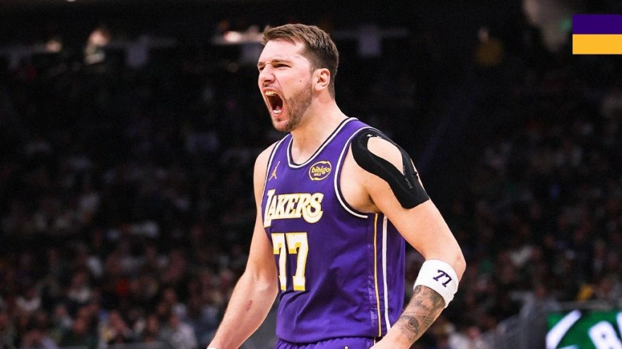 Luka Doncic celebra una de las acciones ante los Bucks