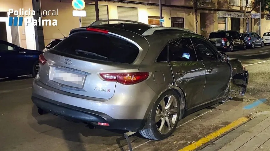 El vehículo del investigado, sin una de las ruedas