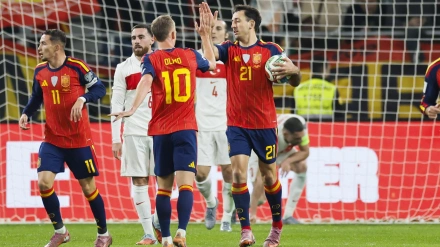 Dani Olmo celebra con Oyarzabal el gol de España contra Turquía