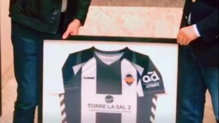 El Castellón dona una camiseta al Paiporta CF