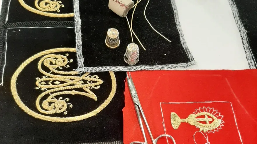 Piezas bordadas a mano en oro en Lorca, siguiendo las técnicas tradicionales de las cofradías de la Semana Santa
