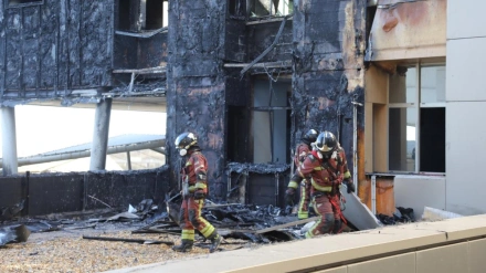 Bomberos inspeccionan la terraza del edificio
