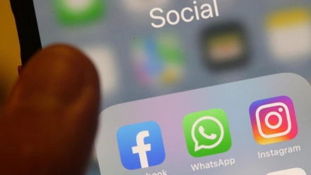 Iconos de Facebook, WhatsApp e Instagram en un teléfono móvil