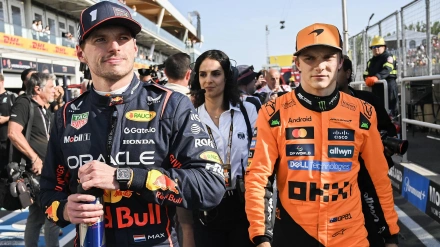 Max Verstappen camina por el paddock junto a Oscar Piastri en un Gran Premio de esta temporada.