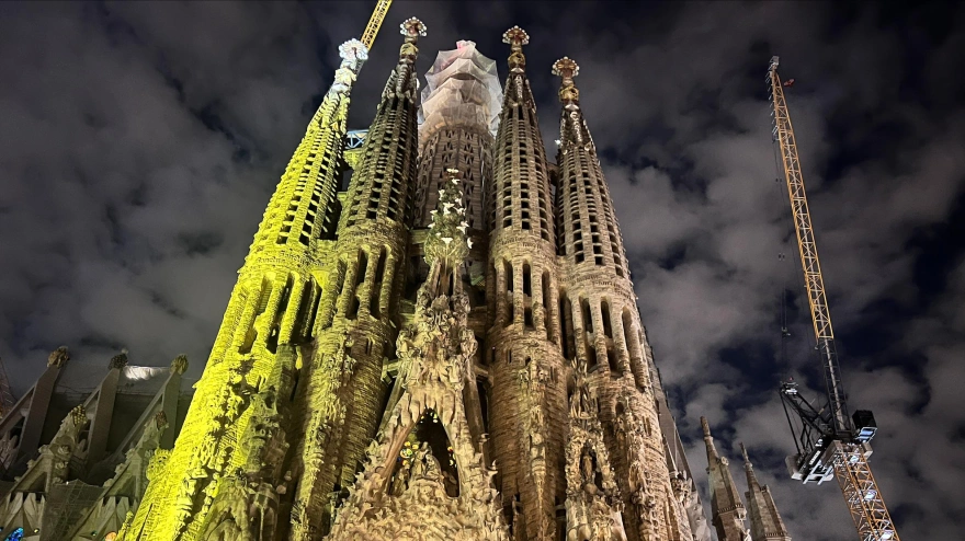 La Sagrada Familia ilumina la única torre que el arquitecto original vio levantada para celebrar el centenario de su finalización